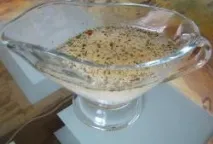 Відварена курка з часниковим соусом. часниковим