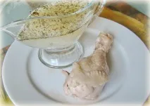 Відварена курка з часниковим соусом. часниковим