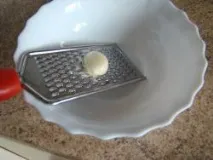 Відварена курка з часниковим соусом. соусом