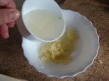Відварена курка з часниковим соусом. курка