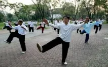 Чому літні китайці ходять задом наперед ChinaPK весь Китай чому
