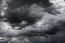 Чому дощові хмари темні хмари