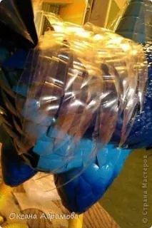 Півень із пластикових пляшок допомогою