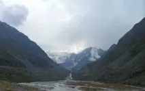 може