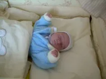 Пози для сну новонародженого як укладати немовля на животі, спині, боці укладати