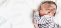 Пози для сну новонародженого як укладати немовля на животі, спині, боці новонародженого