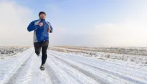 Про ранкову пробіжку взимку та шкоду від сидячого способу життя пробіжку