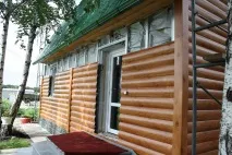 Установка сайдинга своїми руками на дерев’яний будинок, технологія, як кріпити матеріал яний