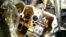 Заміна маслознімних ковпачків M112 знімаємо