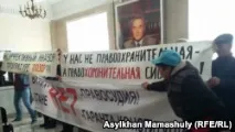 Активісти знову залишили листа Назарбаєву у філії - Нур Отана знову