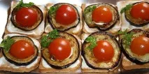 Баклажани запечені в духовці з помідорами та сиром рецепти віялом, човниками та рулетиками. духовці