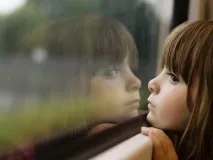 който приятел