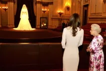 Герцогиня Кетрін та королева Єлизавета II сходили на виставку, СПЛІТНИК єлизавета