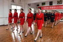 Як китайських стюардес вчать усміхатися, ходити, стояти і сидіти - НОВИНИ У ФОТОГРАФІЯХ усміхатися