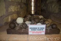 Червона вежа в Аланії головна визначна пам’ятка міста червона