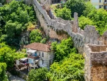 Червона вежа в Аланії головна визначна пам’ятка міста вежа