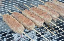 М’ясо на шпажках на грилі. грилі