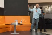 отговаря работата