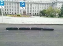 Біля будівлі іркутського уряду невідомі поставили труни. невідомі