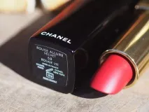 Огляд помади Chanel Rouge Allure Velvet Luminous Matte Lip Colour #58 Rouge Vie та порівняльні chanel