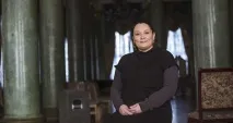 Танцівник з Бішкека голі люди, що перекидаються на сцені. сцені