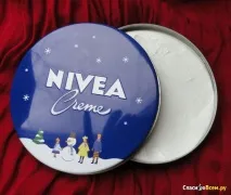 Зволожуючий крем Nivea універсальний На обличчя я мазати не ризикнула, але тіло моє до нього крем