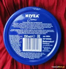 Зволожуючий крем Nivea універсальний На обличчя я мазати не ризикнула, але тіло моє до нього крем