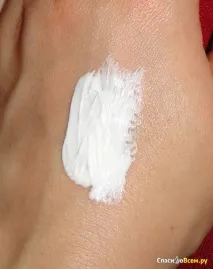 Зволожуючий крем Nivea універсальний На обличчя я мазати не ризикнула, але тіло моє до нього зволожуючий
