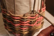 Строкатий кошик, плетений з різнокольорових паперових трубочок, – покроковий майстер-клас з фото плетений