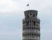 кула наклонена