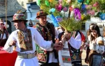 Розмальовані дерева, коні замість кортежів та дірки від бубликів Як святкують гуцульське весілля кортежів