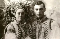 Розмальовані дерева, коні замість кортежів та дірки від бубликів Як святкують гуцульське весілля дірки