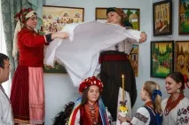 Розмальовані дерева, коні замість кортежів та дірки від бубликів Як святкують гуцульське весілля розмальовані
