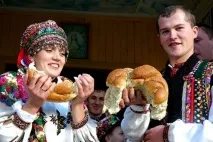 Розмальовані дерева, коні замість кортежів та дірки від бубликів Як святкують гуцульське весілля коні
