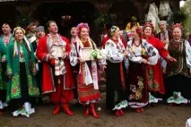 Розмальовані дерева, коні замість кортежів та дірки від бубликів Як святкують гуцульське весілля замість