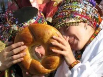 Розмальовані дерева, коні замість кортежів та дірки від бубликів Як святкують гуцульське весілля замість