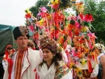 Розмальовані дерева, коні замість кортежів та дірки від бубликів Як святкують гуцульське весілля дерева