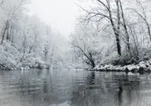Рибалка пізньої осені воді
