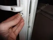 Встановлення двосторонньої балконної ручки балконної