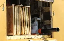 Журнал Бджільництво - Відбір медових рамок та видалення бджіл з магазинних надставок медових