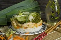 Бефстроганів з курки з цибулею пореєм, рисом, броколі та цвітною капустою курки
