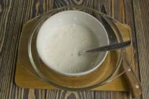 Бефстроганів з курки з цибулею пореєм, рисом, броколі та цвітною капустою цибулею