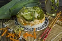 Бефстроганів з курки з цибулею пореєм, рисом, броколі та цвітною капустою курки