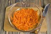 Бефстроганів з курки з цибулею пореєм, рисом, броколі та цвітною капустою курки