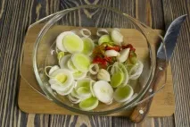 Бефстроганів з курки з цибулею пореєм, рисом, броколі та цвітною капустою курки