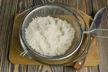 Бефстроганів з курки з цибулею пореєм, рисом, броколі та цвітною капустою рисом