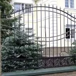 Варіанти оформлення кованих огорож кованих