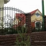 Варіанти оформлення кованих огорож паркану