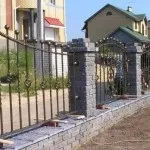 Варіанти оформлення кованих огорож паркану