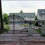 Варіанти оформлення кованих огорож паркану